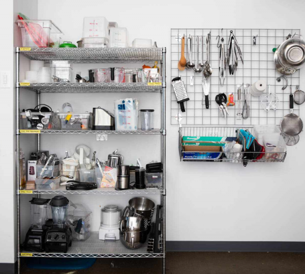 Dapur dengan rak kawat untuk meletakkan peralatan masak